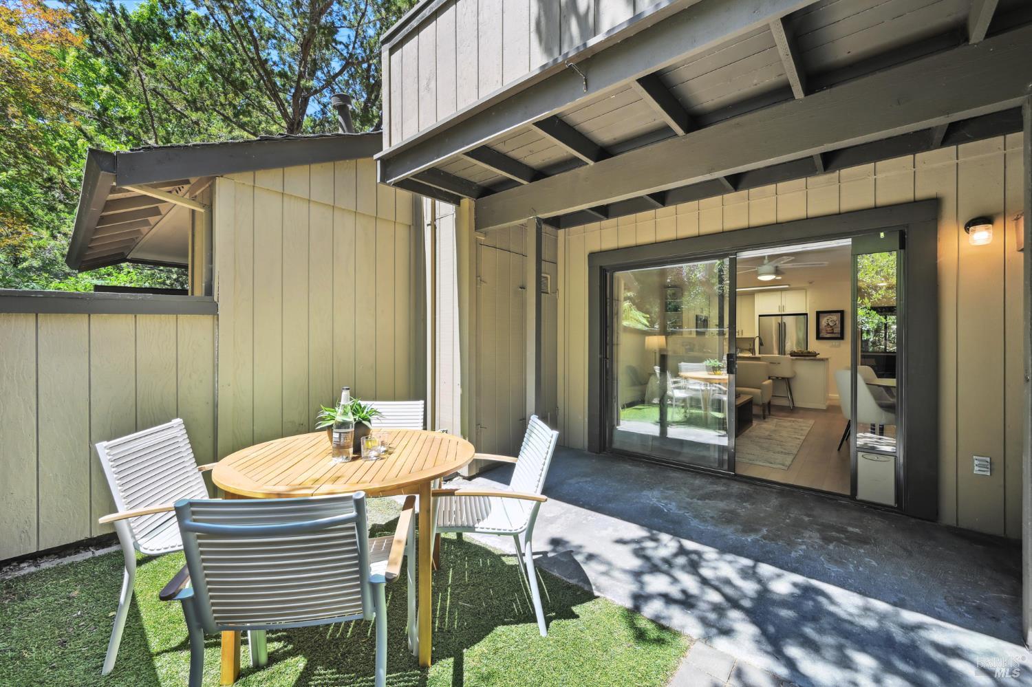 44 Creek Ct