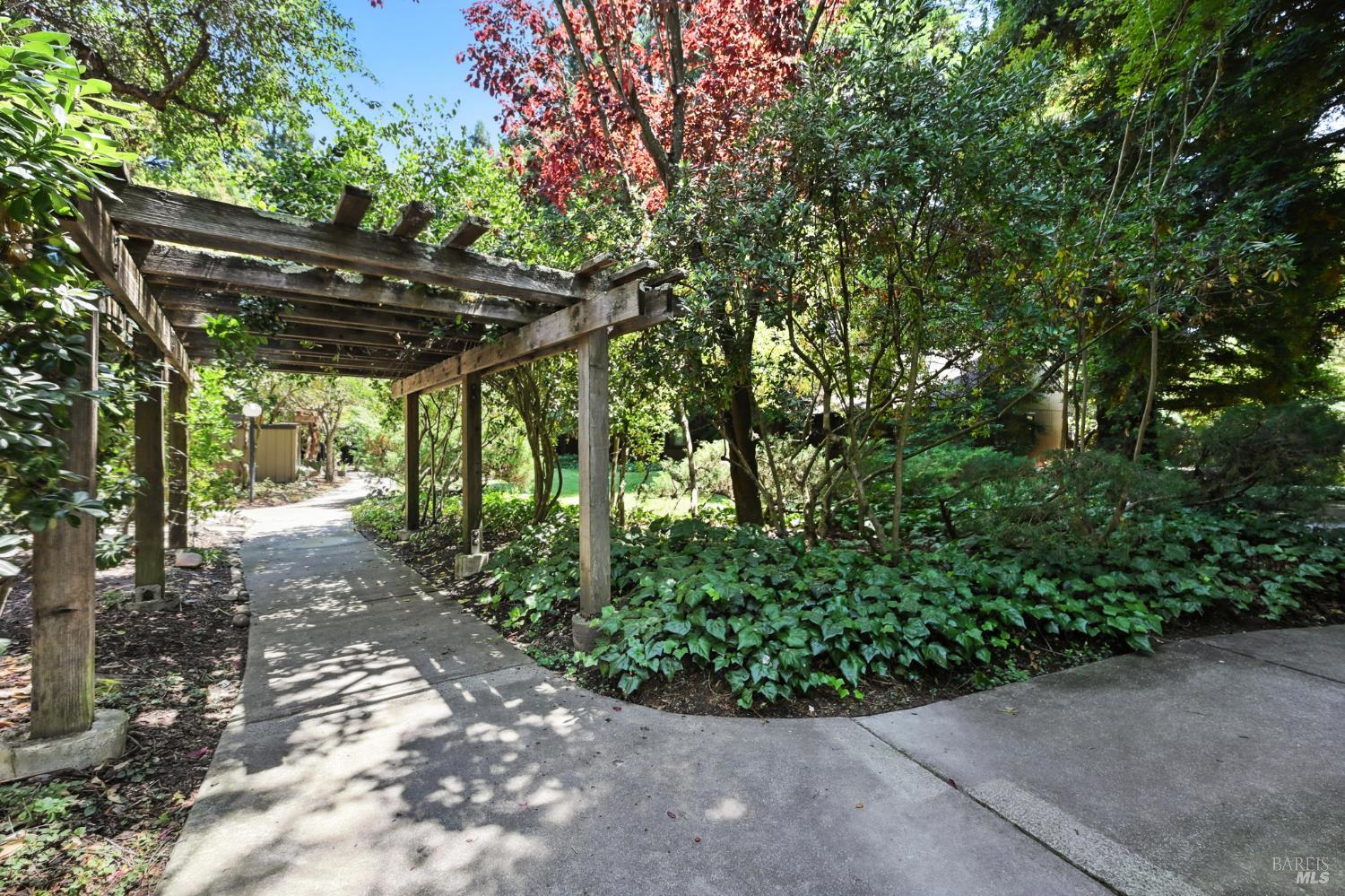 44 Creek Ct