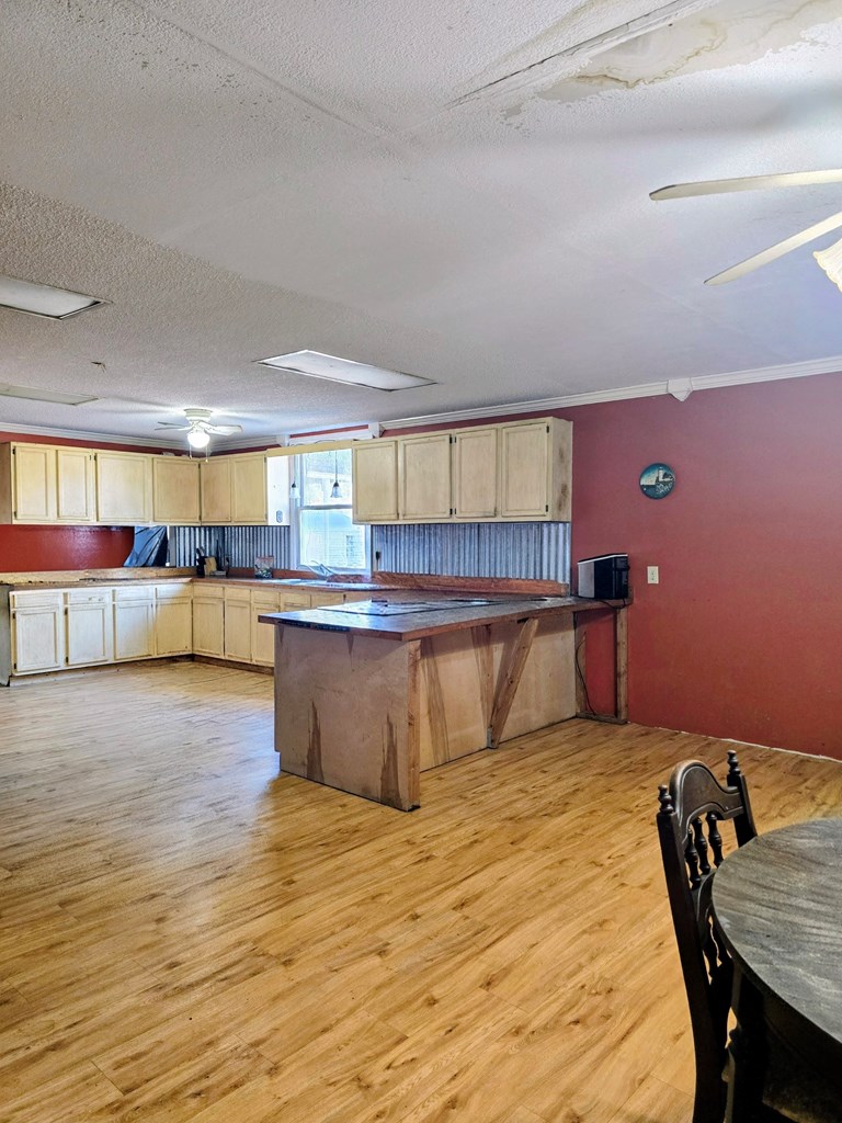202 W Broad St