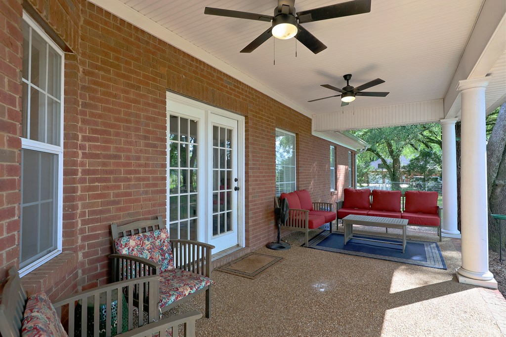 330 River Oaks Dr