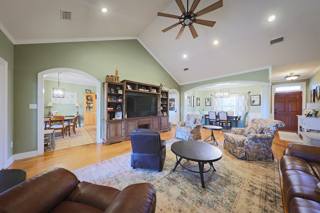 330 River Oaks Dr