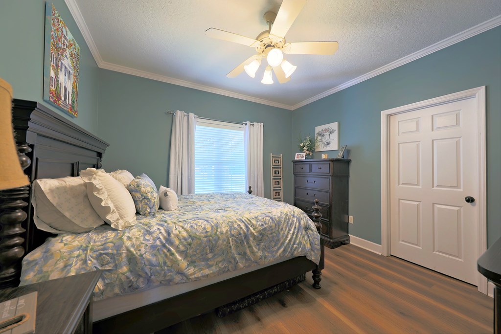 330 River Oaks Dr