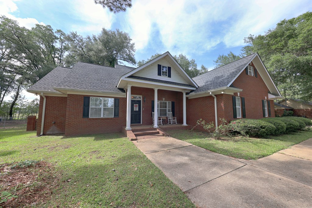 330 River Oaks Dr