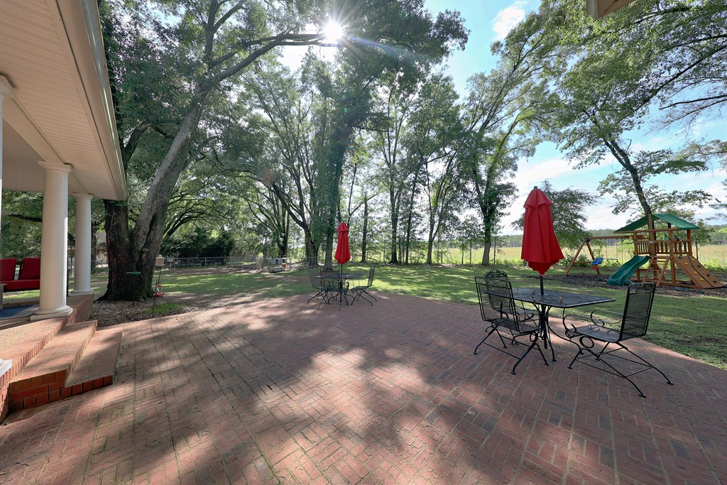 330 River Oaks Dr