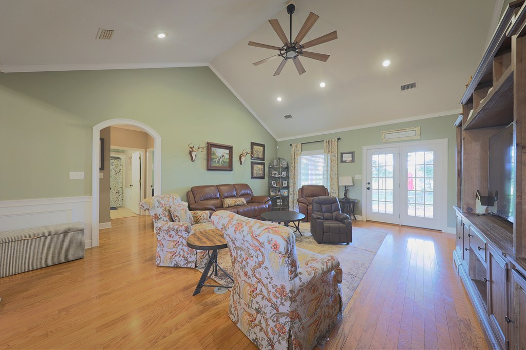 330 River Oaks Dr