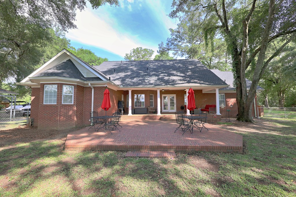 330 River Oaks Dr