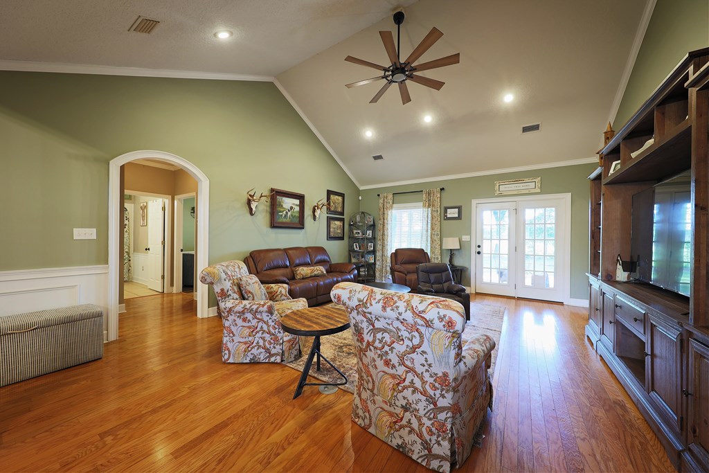 330 River Oaks Dr