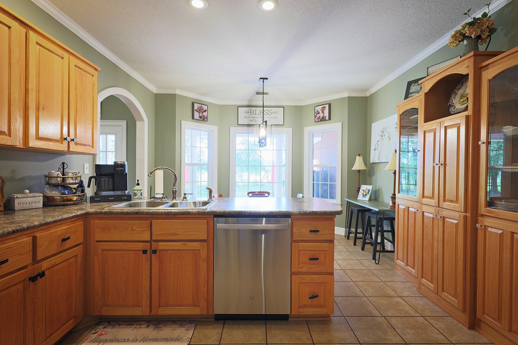 330 River Oaks Dr