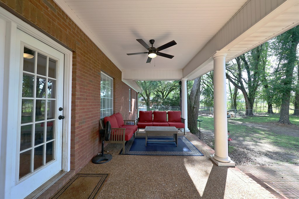 330 River Oaks Dr