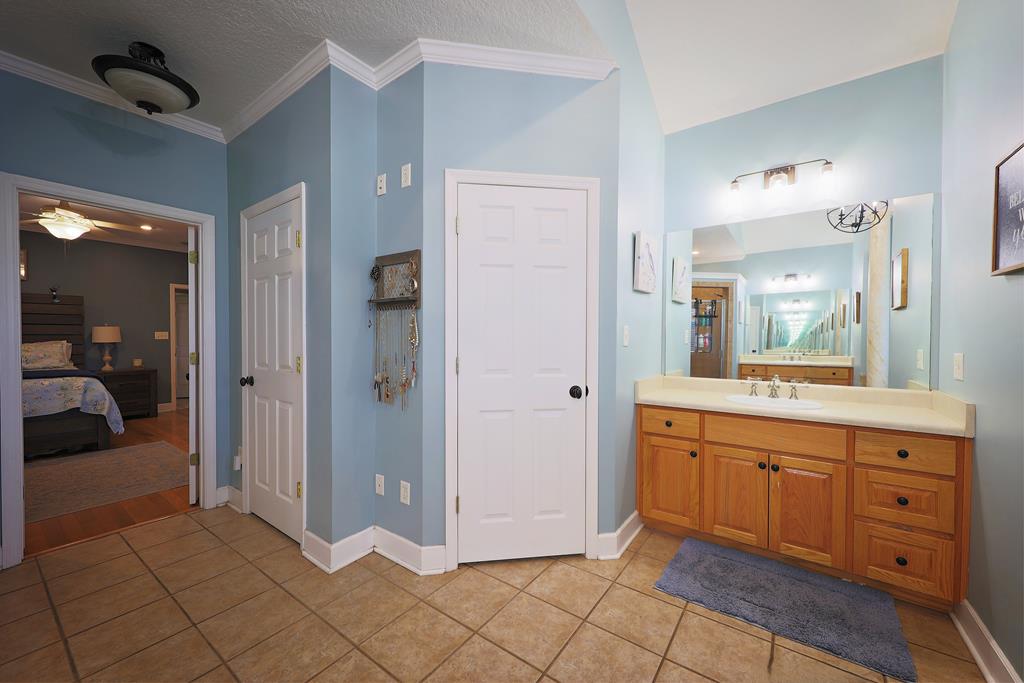 330 River Oaks Dr