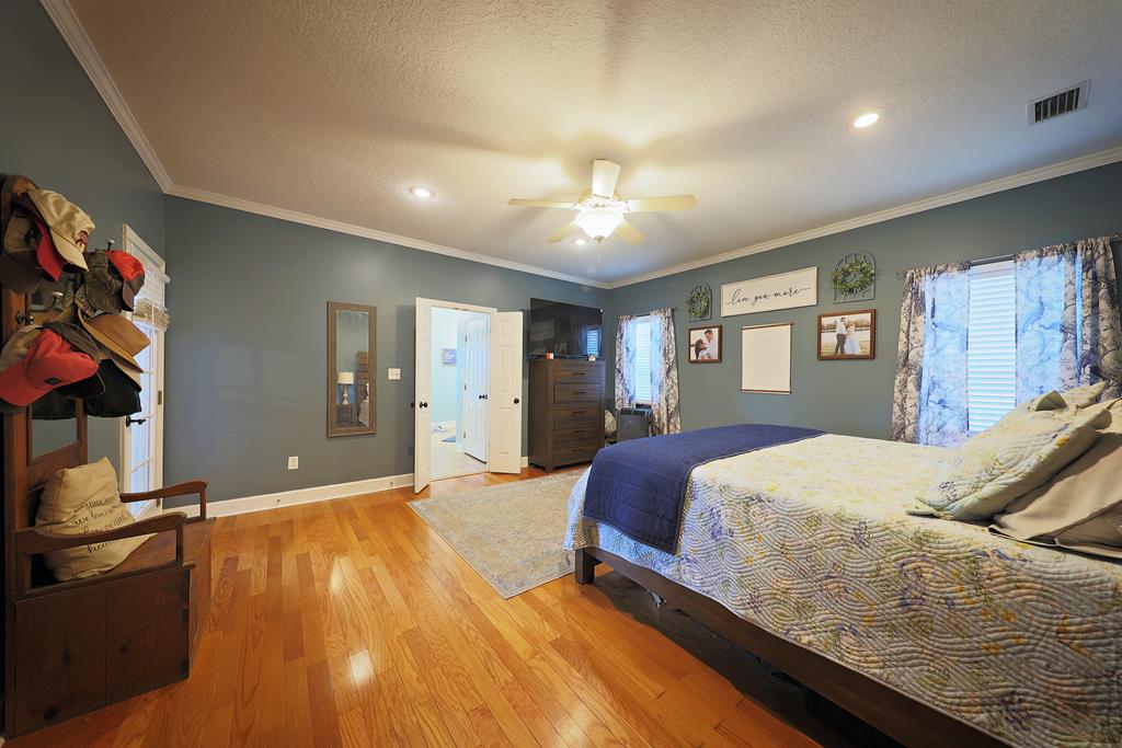 330 River Oaks Dr