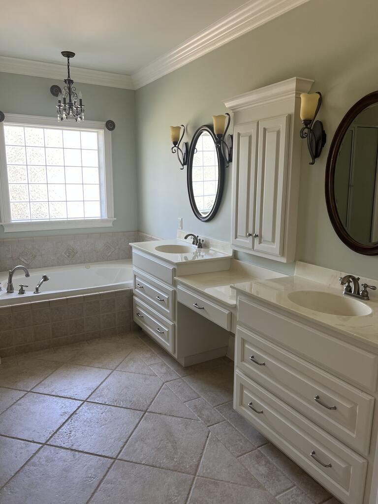 2438 Oakhaven Dr