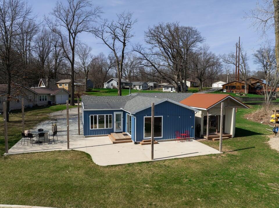 7715 N Spruce Lane