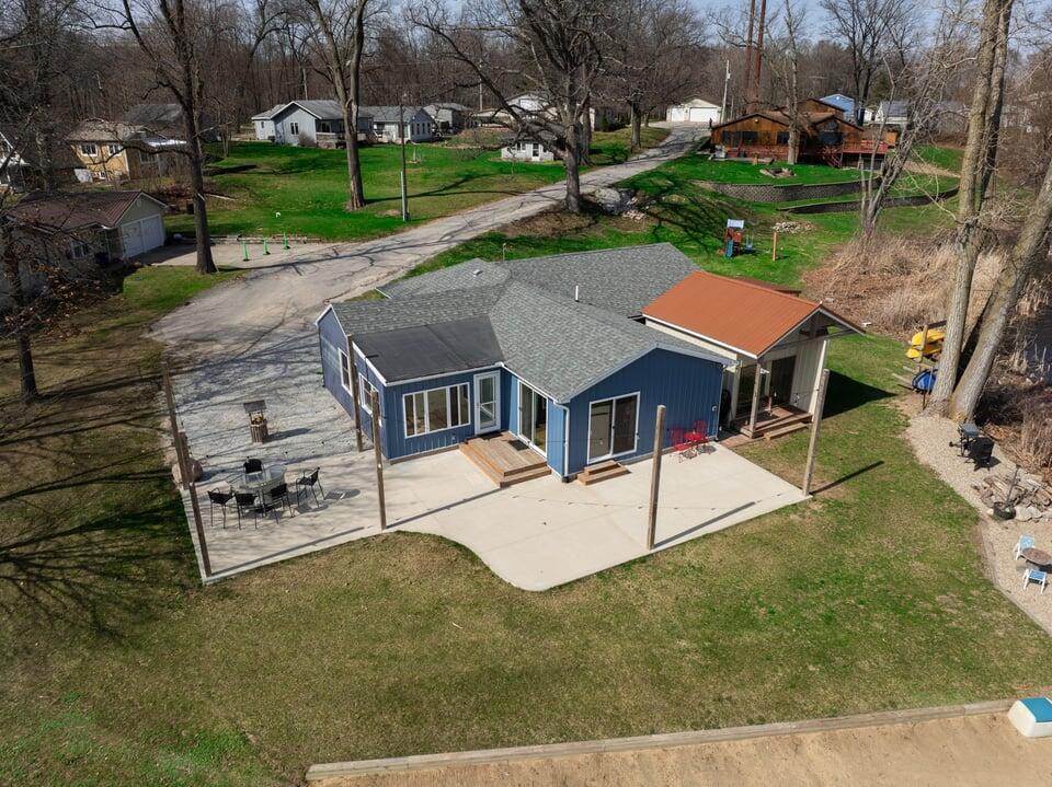 7715 N Spruce Lane