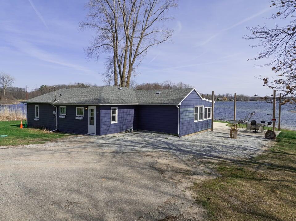 7715 N Spruce Lane
