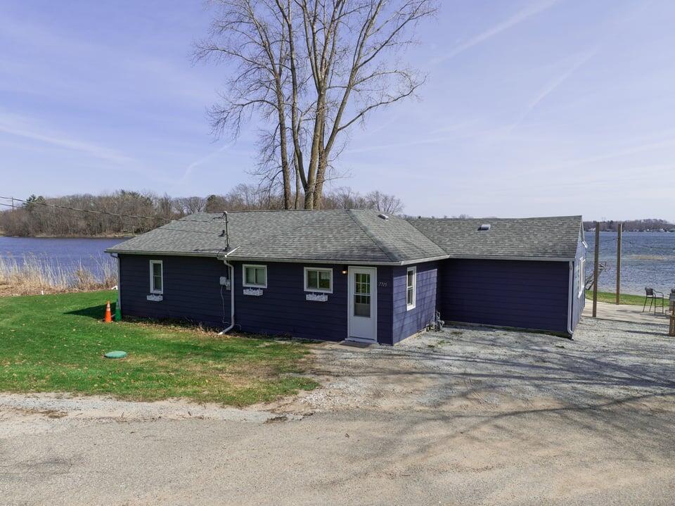 7715 N Spruce Lane
