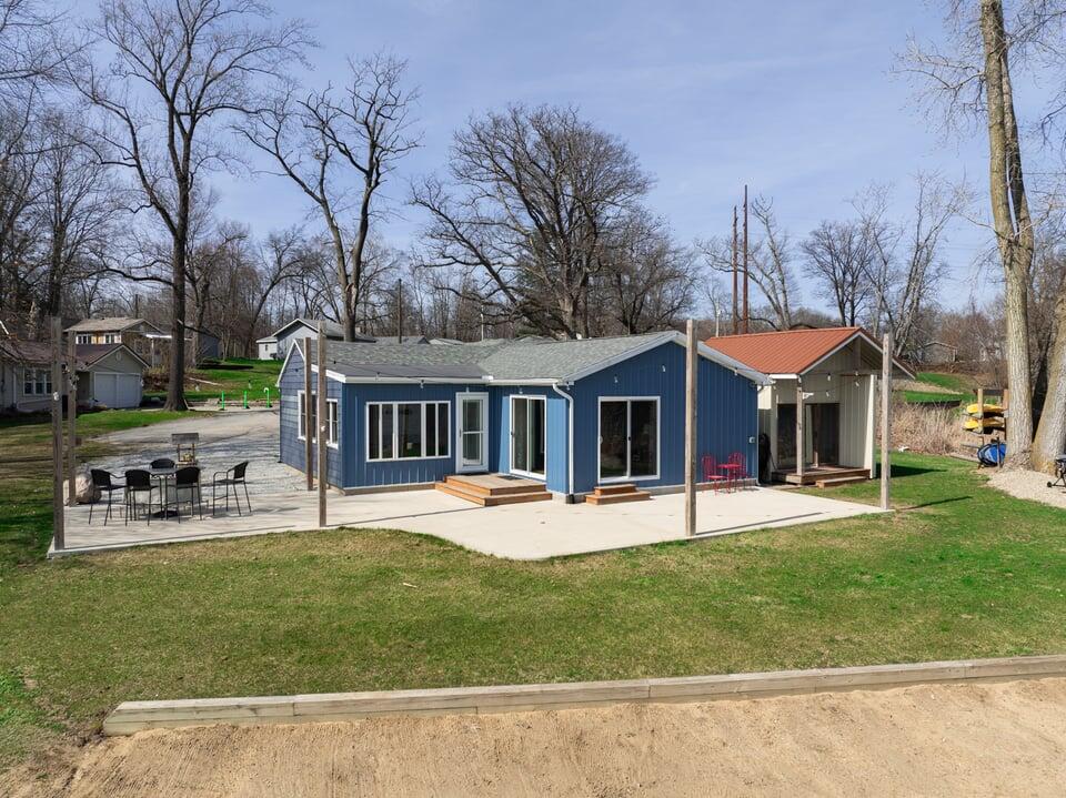 7715 N Spruce Lane