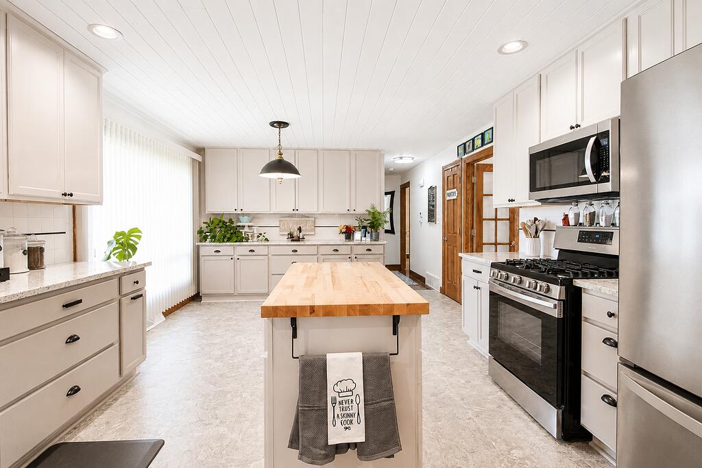 55585 Blue Jay Drive