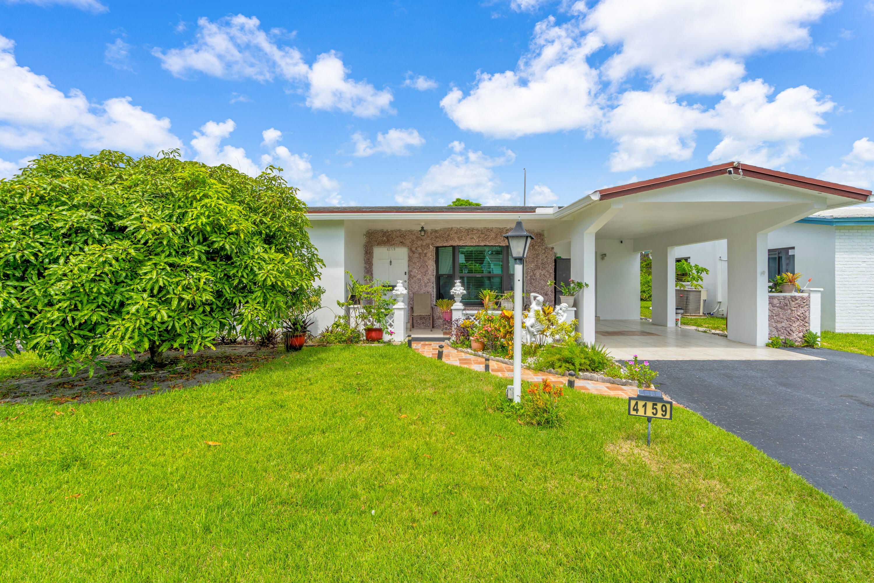 4159 NW 52nd Avenue Lauderdale Lakes Fl Us 33319 B26058390