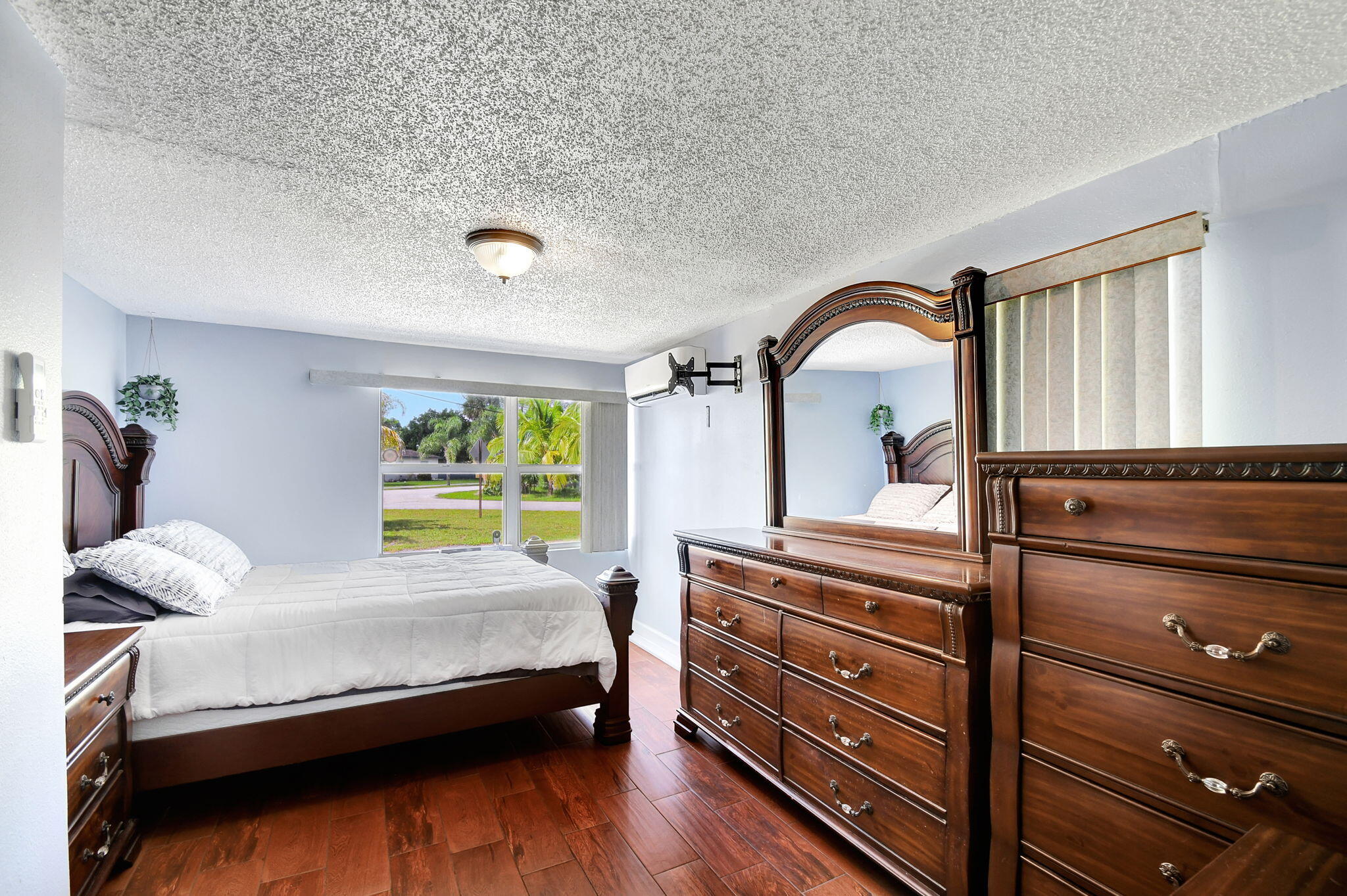 1642 Magnolia Lane