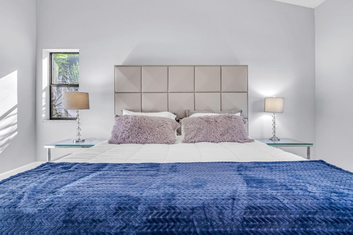 5390 Venetia Court E