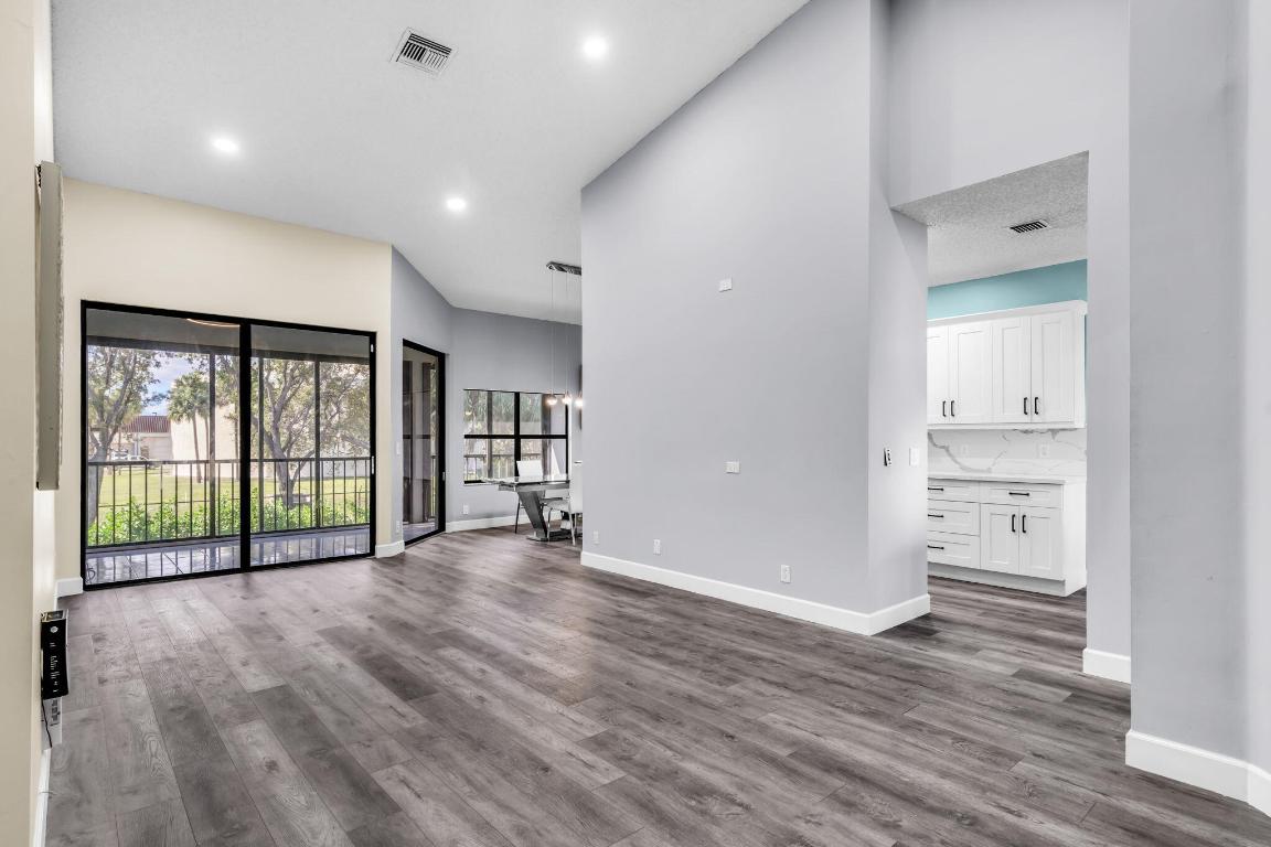 5390 Venetia Court E