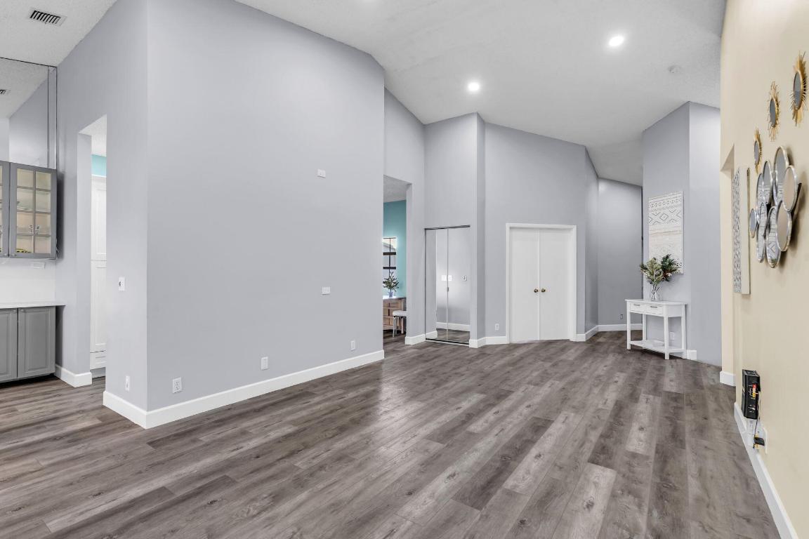 5390 Venetia Court E