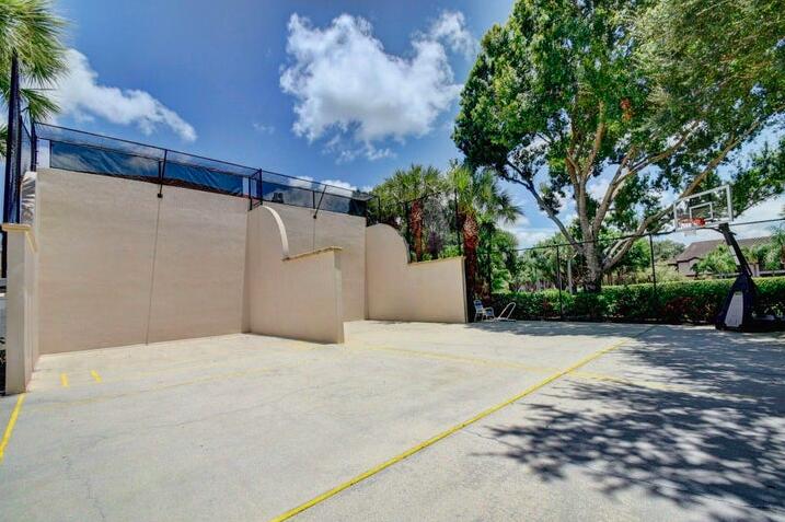 5390 Venetia Court E