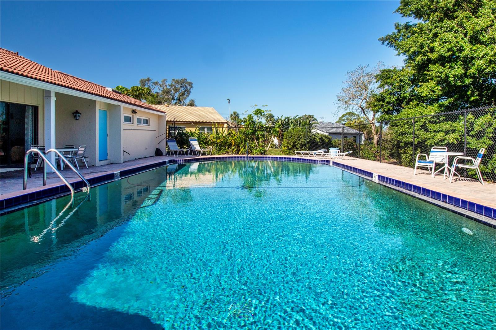 7213 LAS CASAS DR
