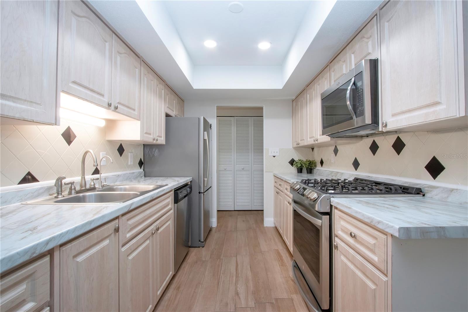7213 LAS CASAS DR