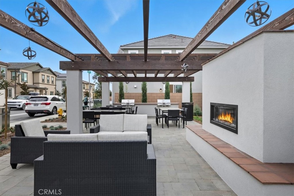 437 Willow Run Ln