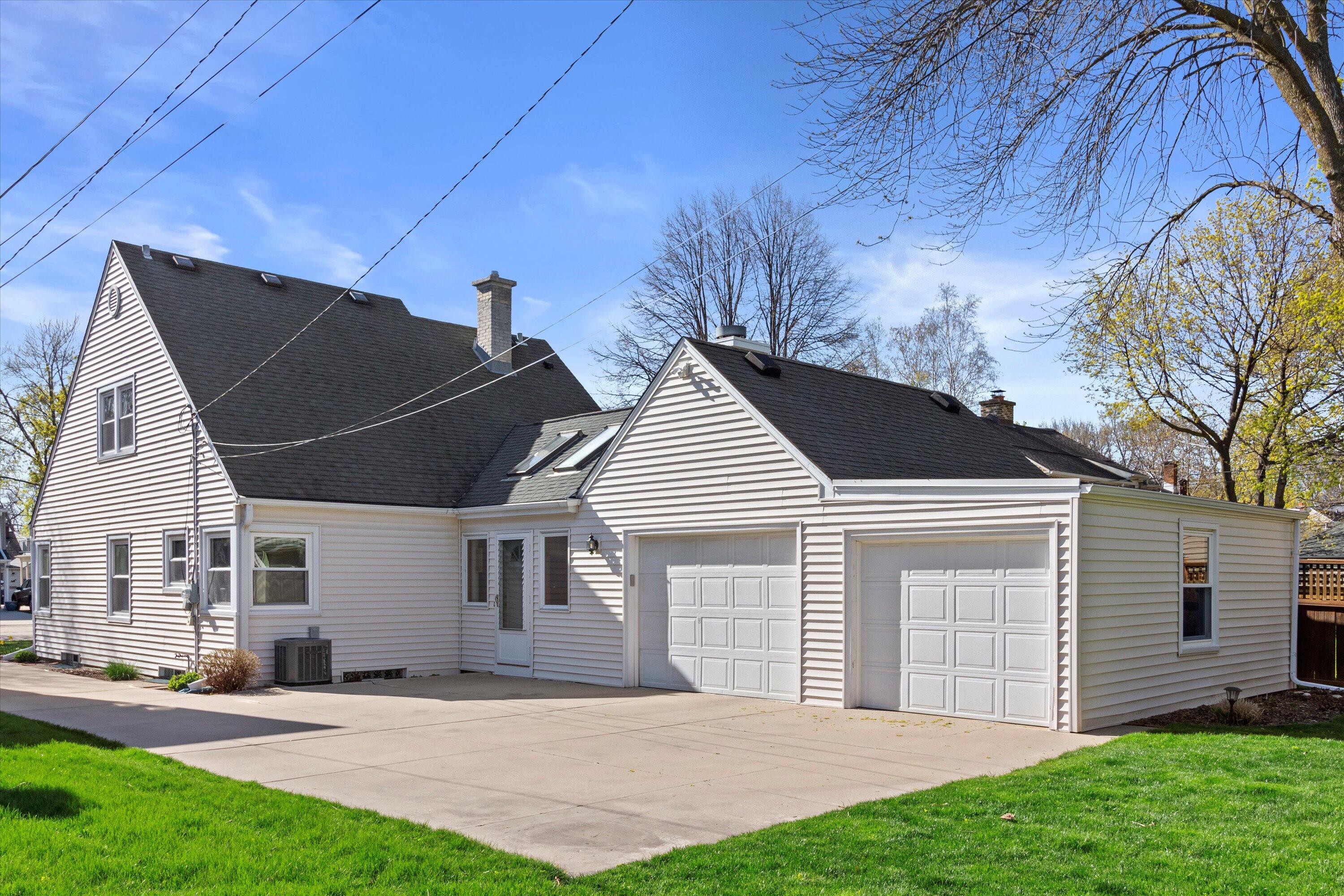 4730 N Woodruff Ave