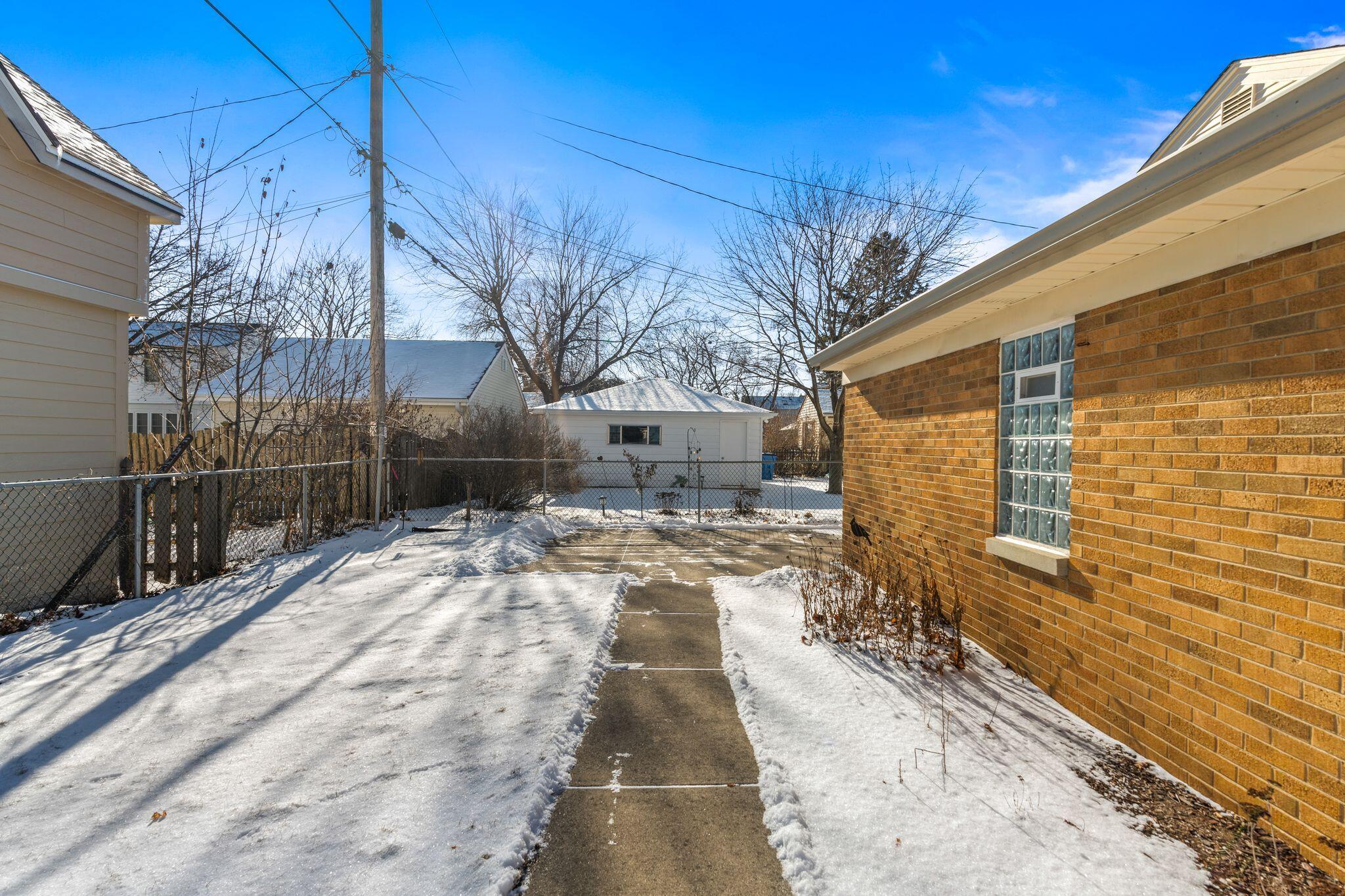 701 E Fairmount Ave