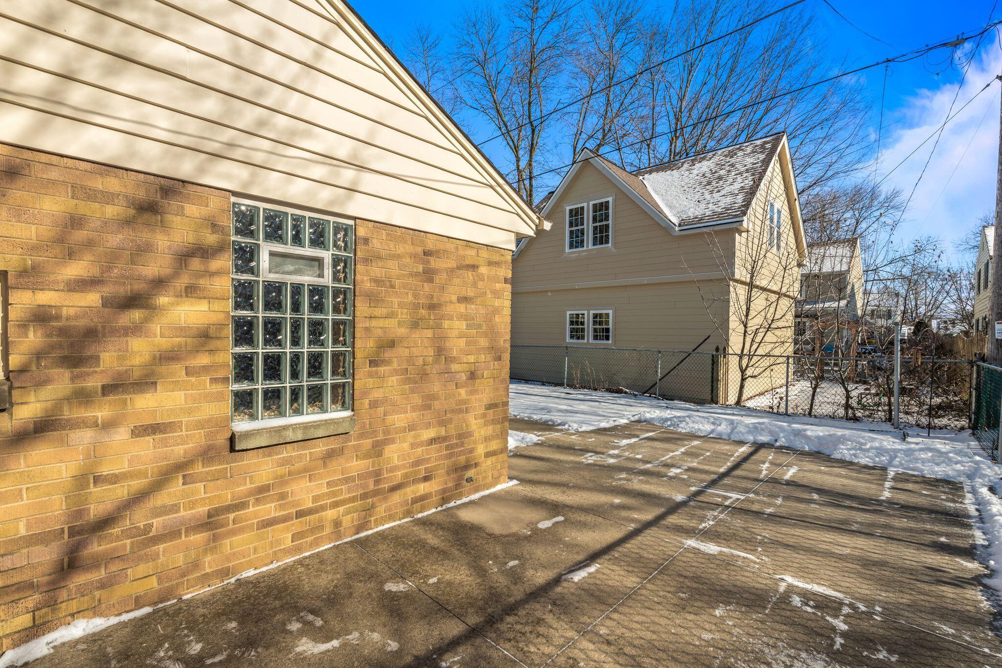 701 E Fairmount Ave