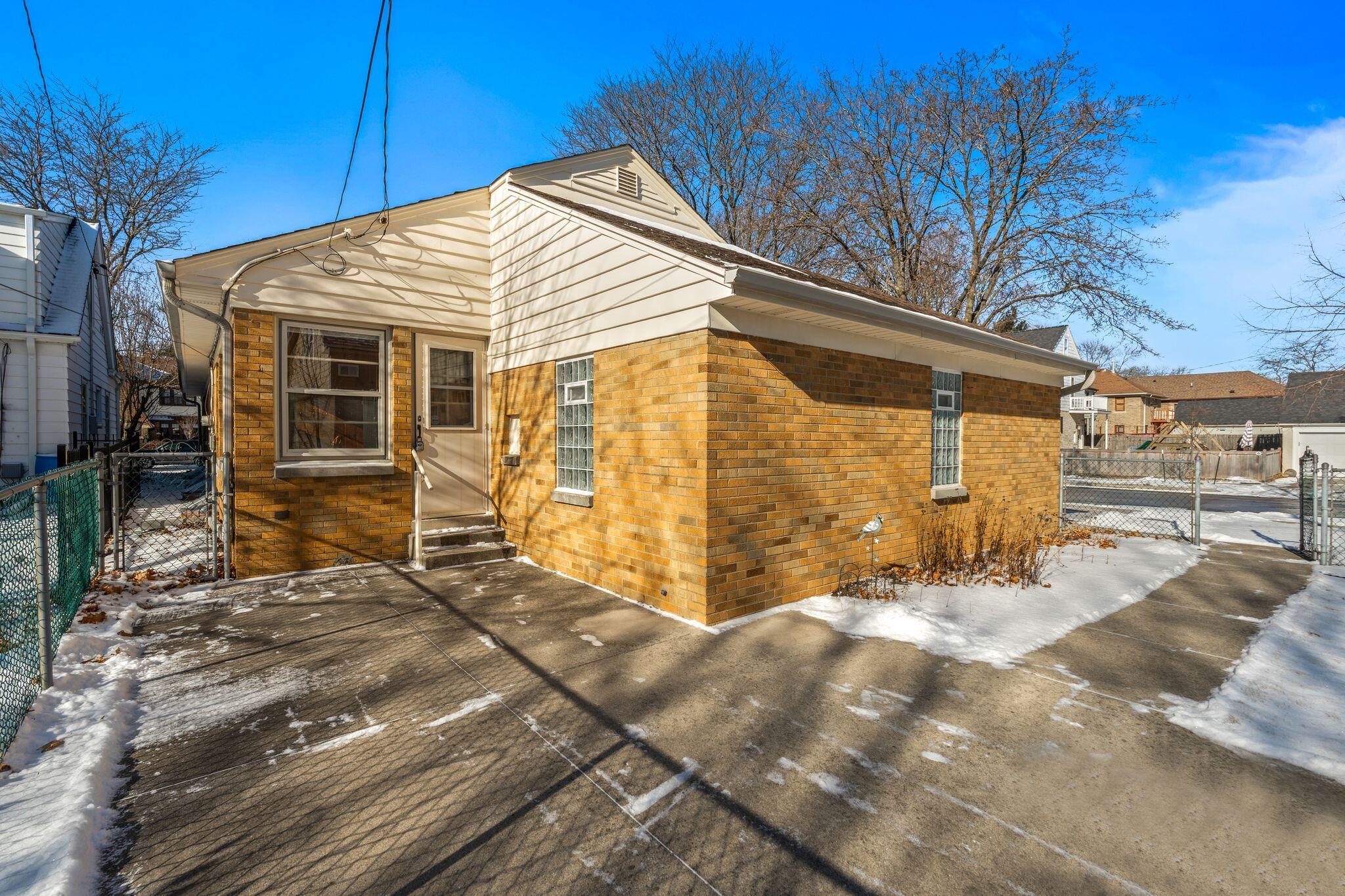 701 E Fairmount Ave