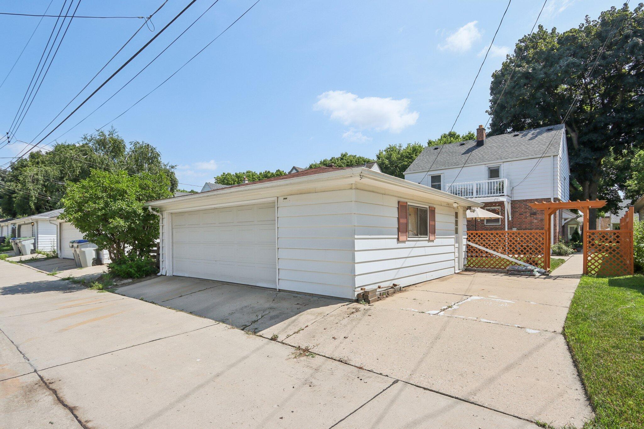 2909 N 77th St