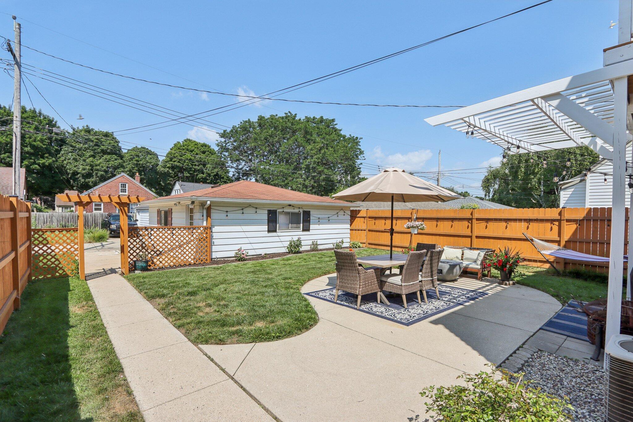 2909 N 77th St