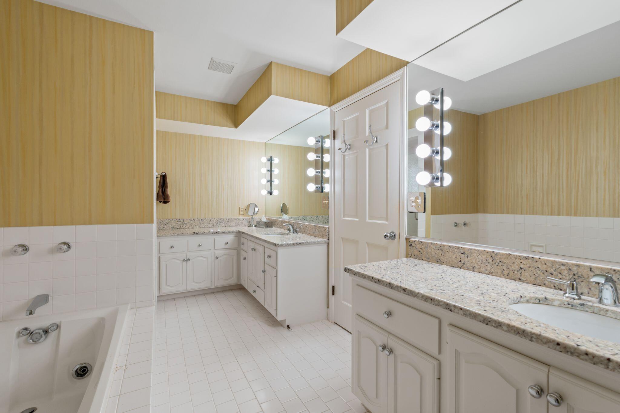 2611 W Lake Vista Ct