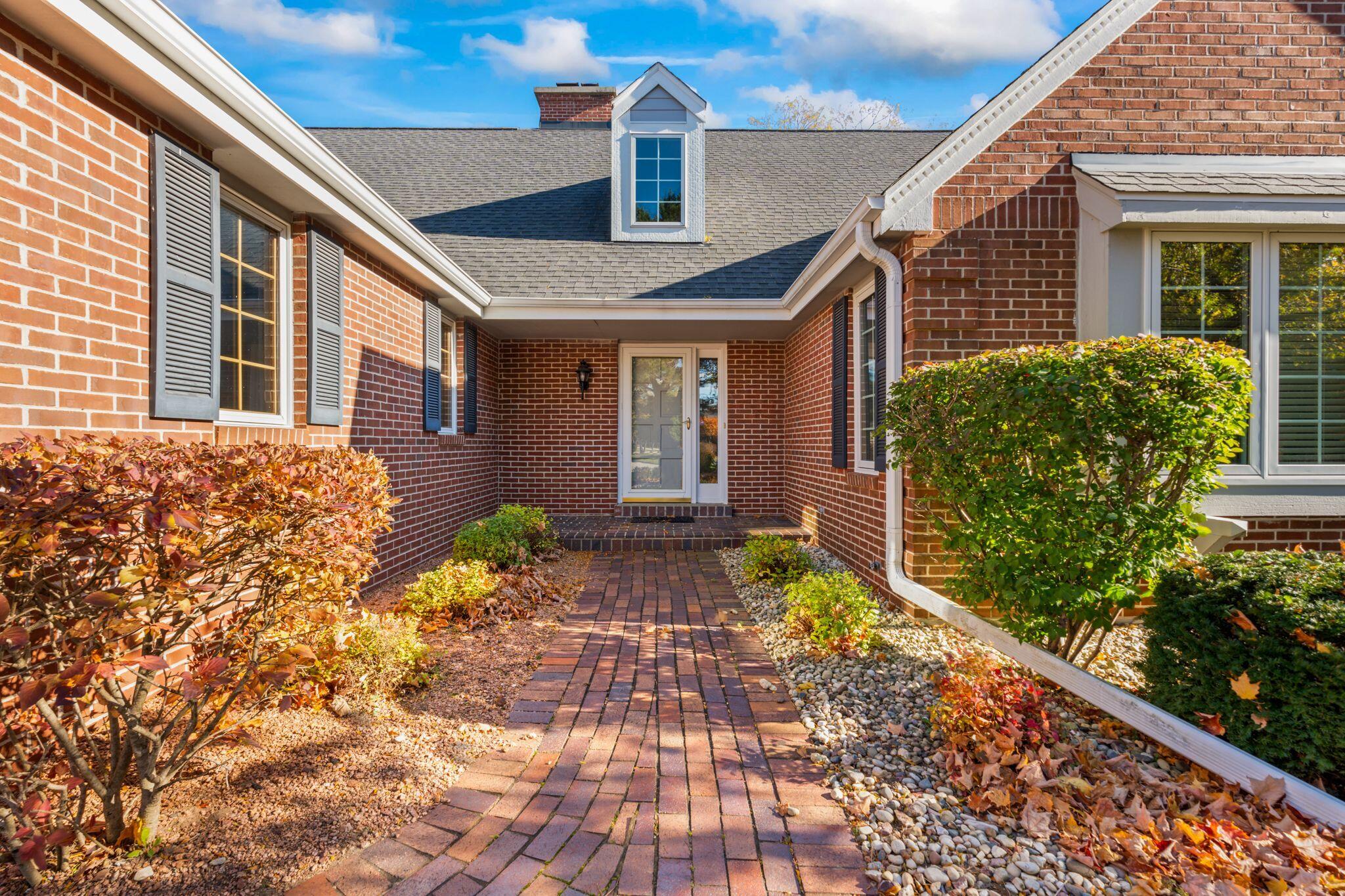 2611 W Lake Vista Ct
