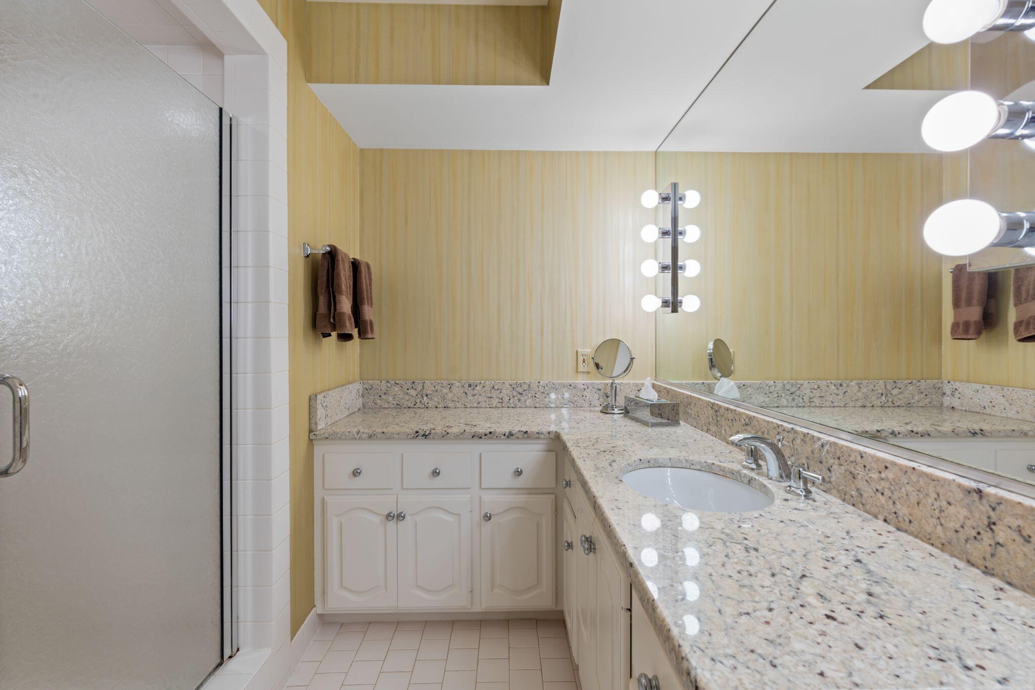 2611 W Lake Vista Ct