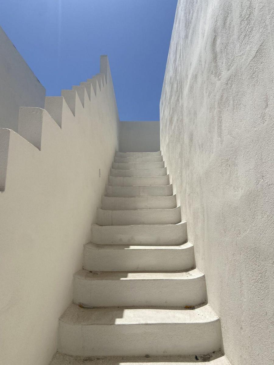 860 Antonio Rosales, Villa Oasis