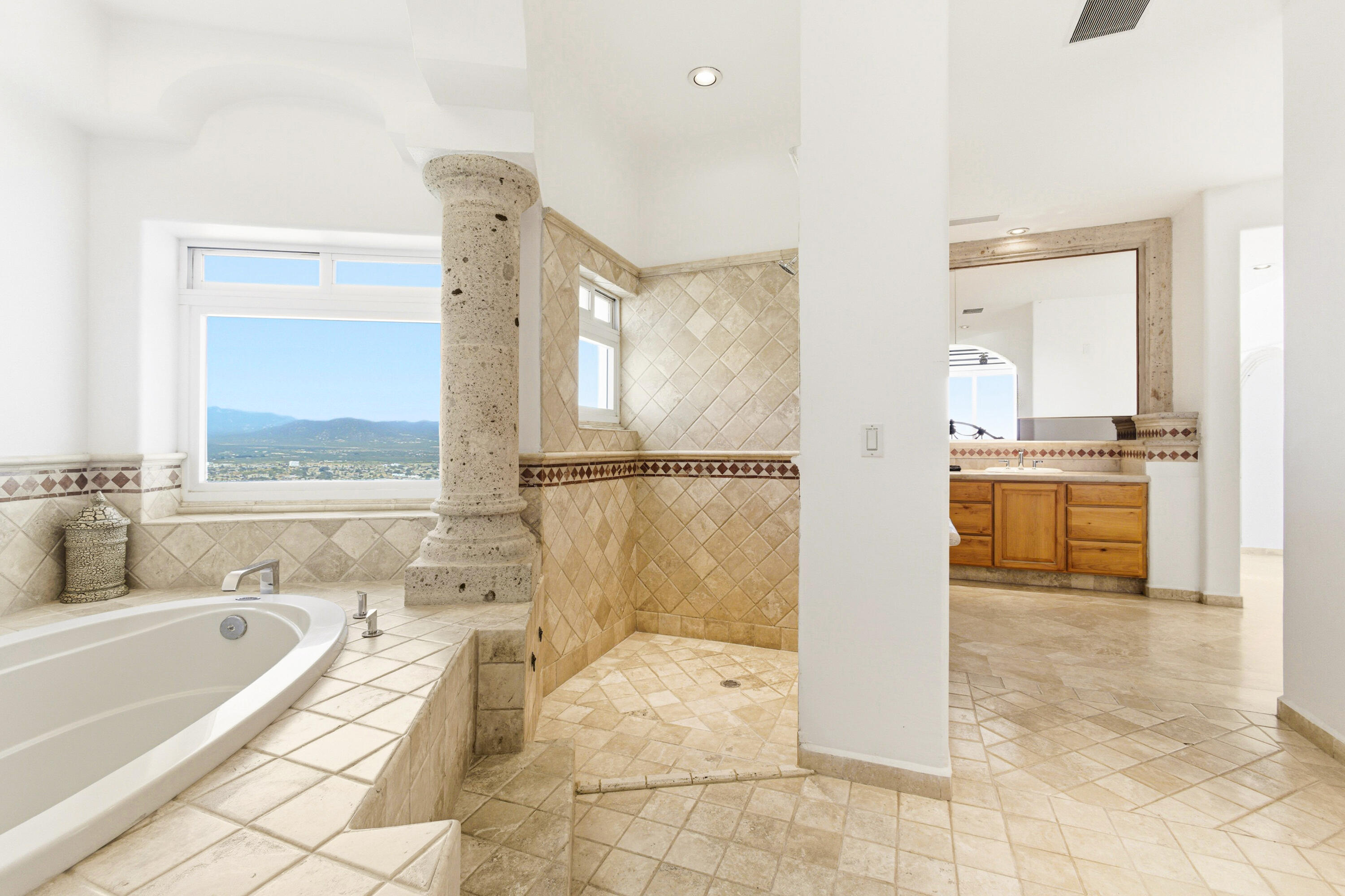 42 Camino Bonito Oriente Pedregal, Villa Leonetti