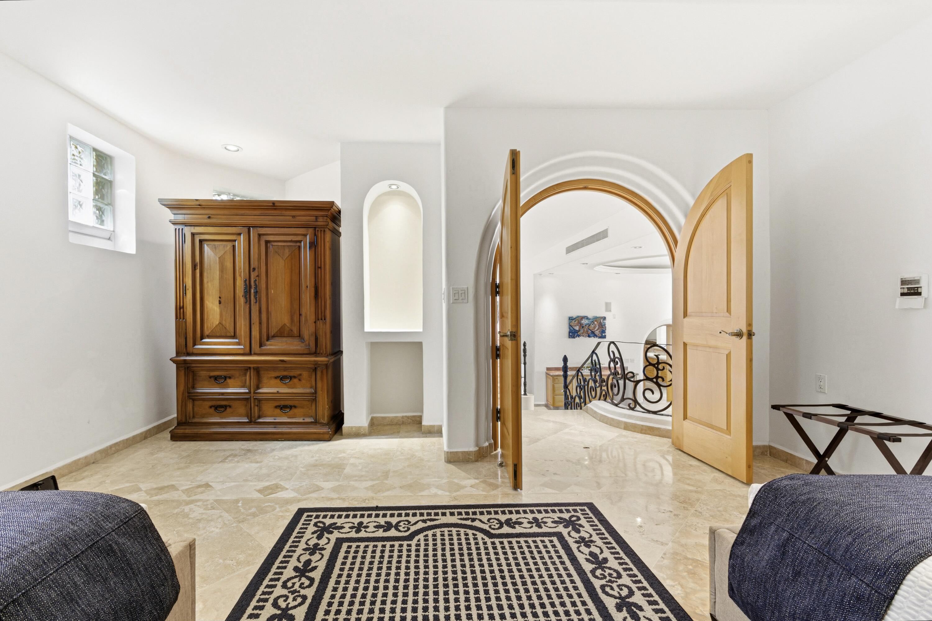 42 Camino Bonito Oriente Pedregal, Villa Leonetti