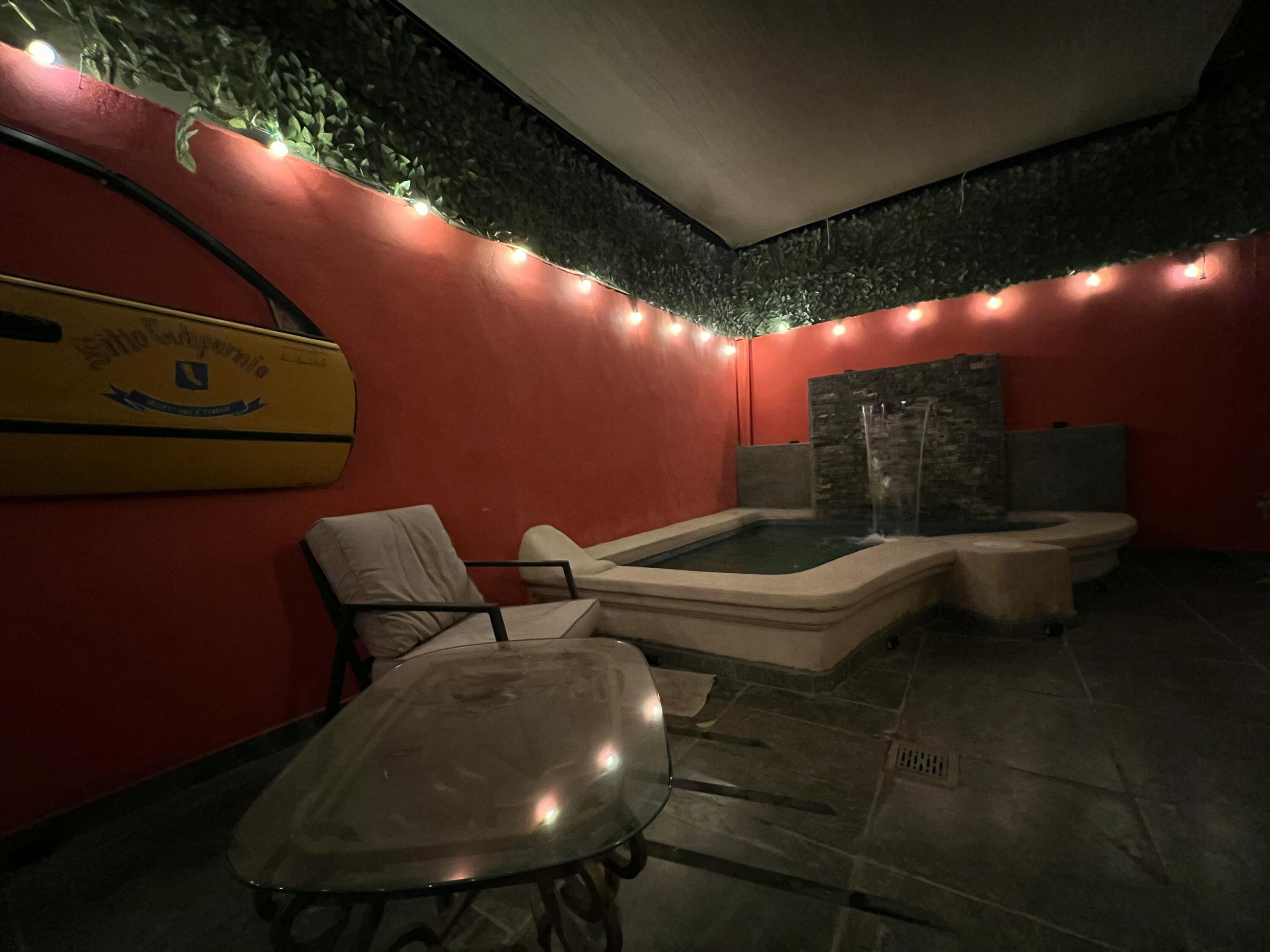 4843 Calle de Acceso, Dos Granadas