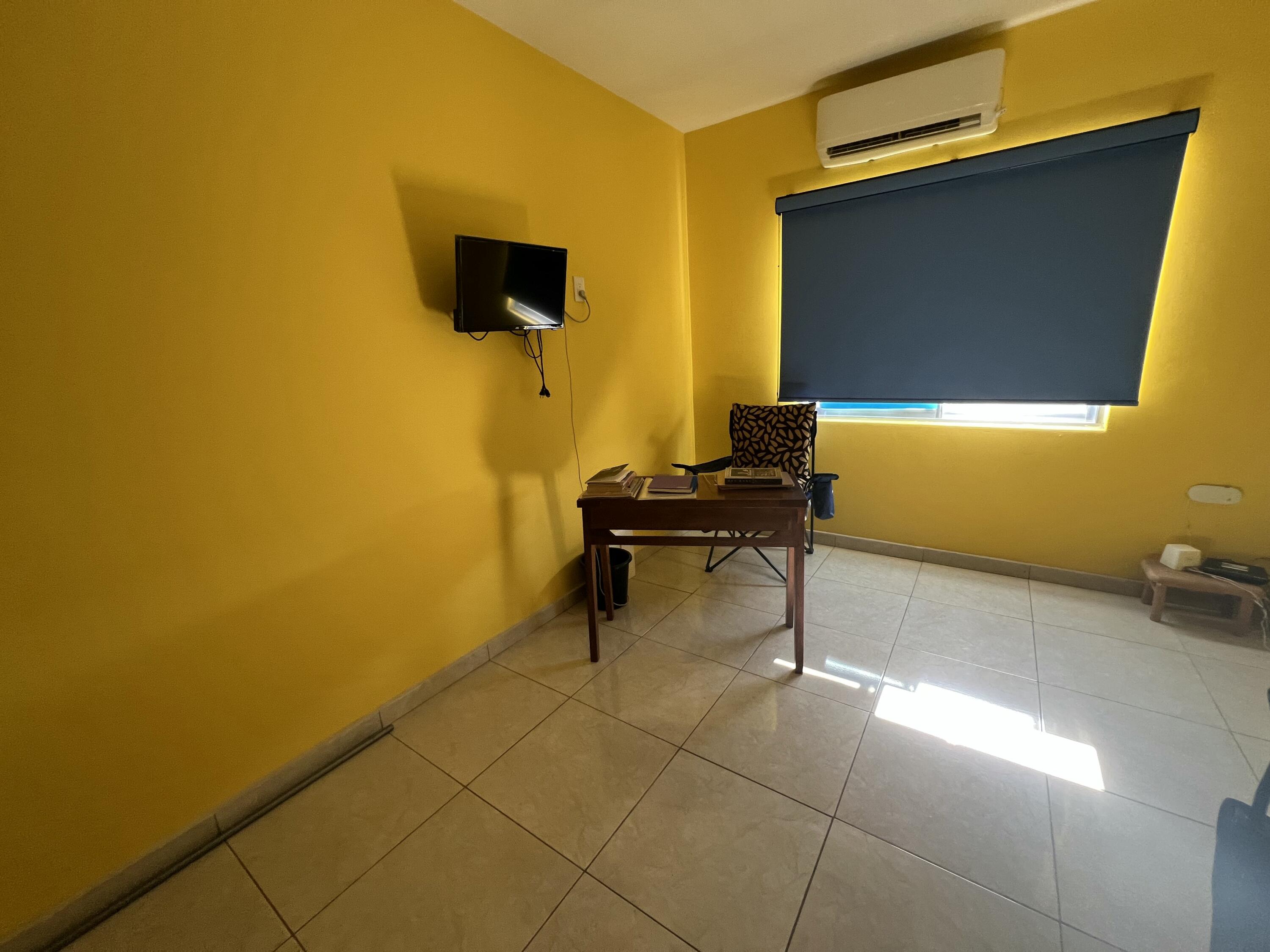 4843 Calle de Acceso, Dos Granadas