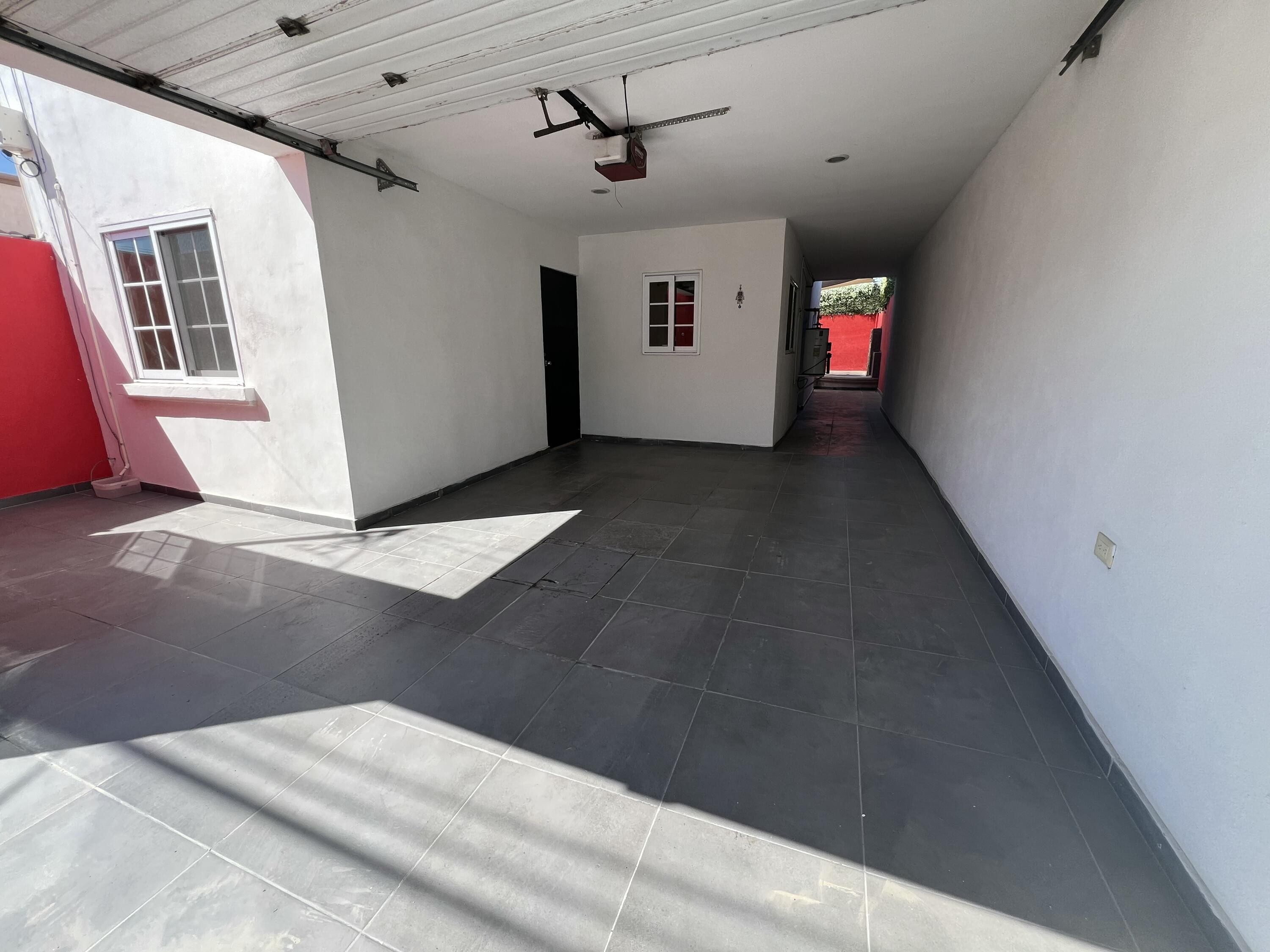 4843 Calle de Acceso, Dos Granadas