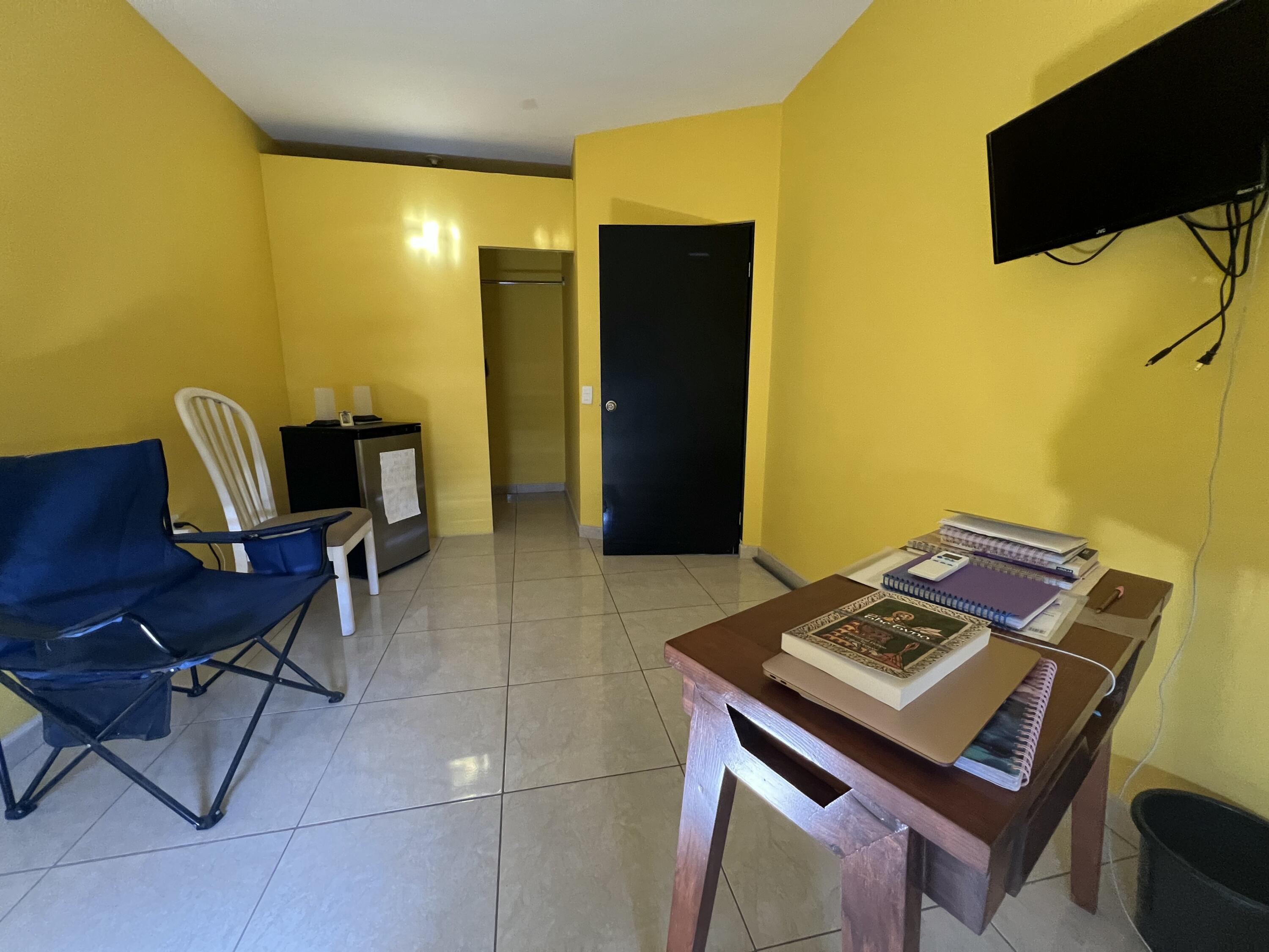 4843 Calle de Acceso, Dos Granadas