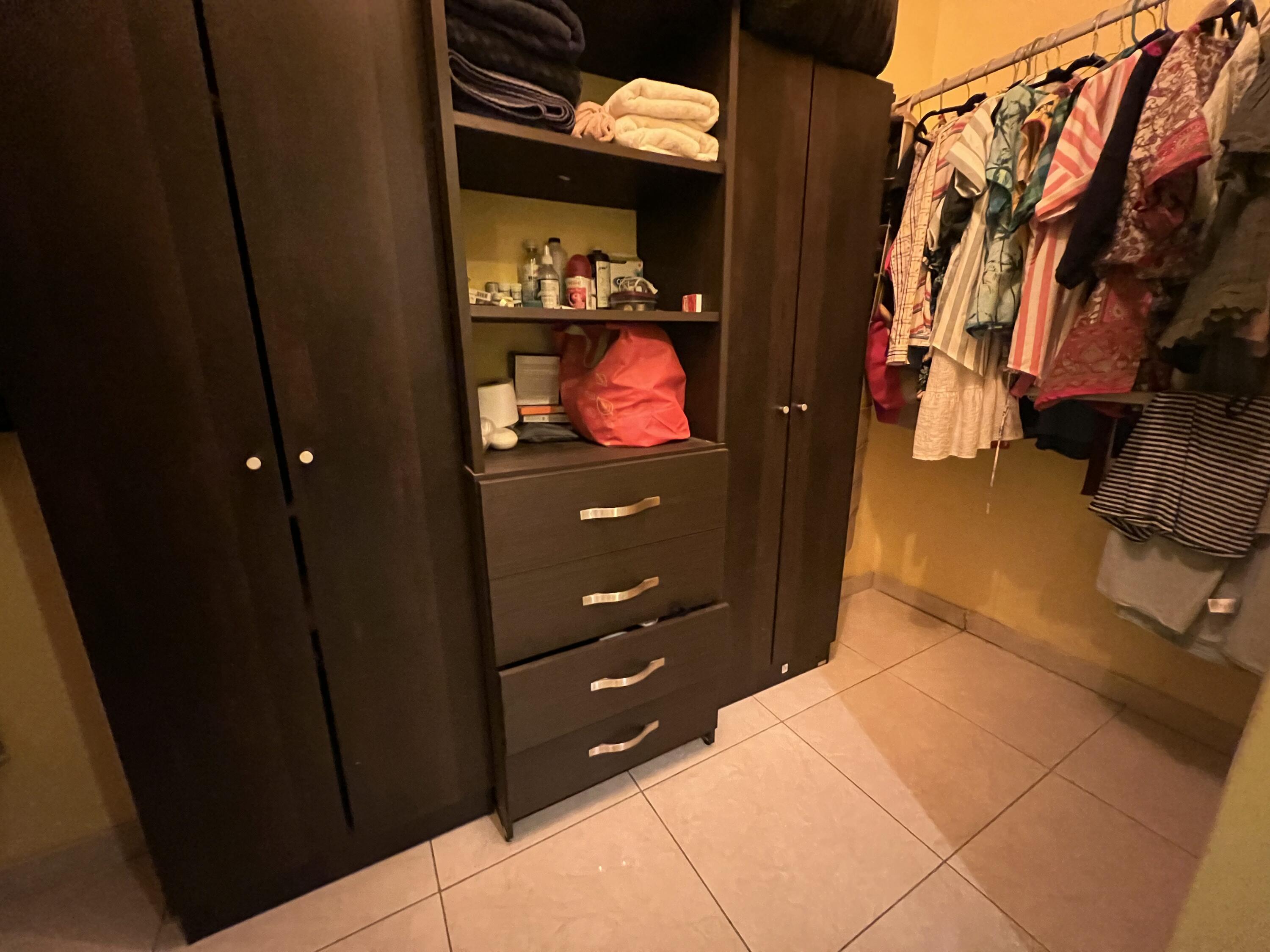 4843 Calle de Acceso, Dos Granadas