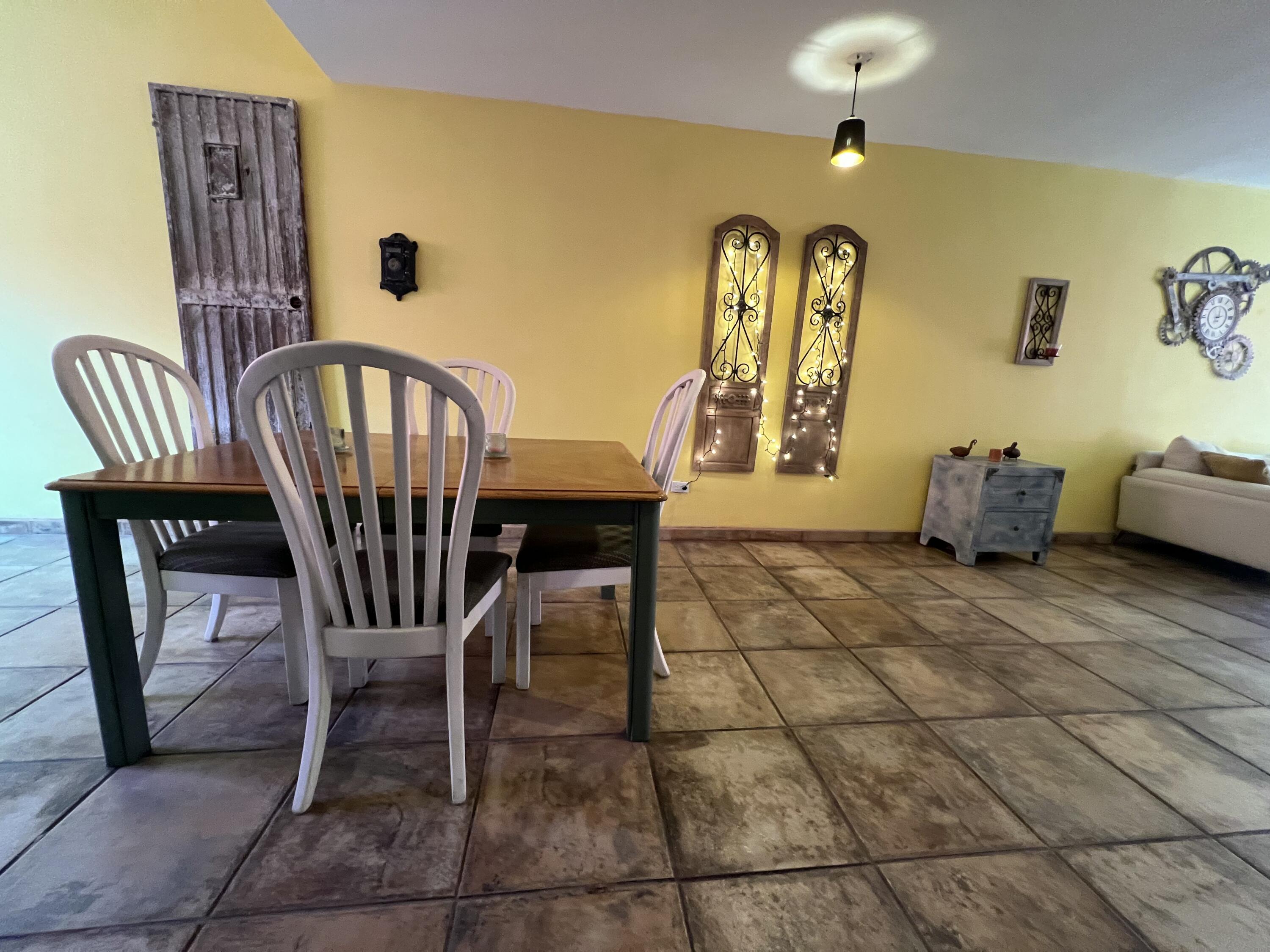 4843 Calle de Acceso, Dos Granadas