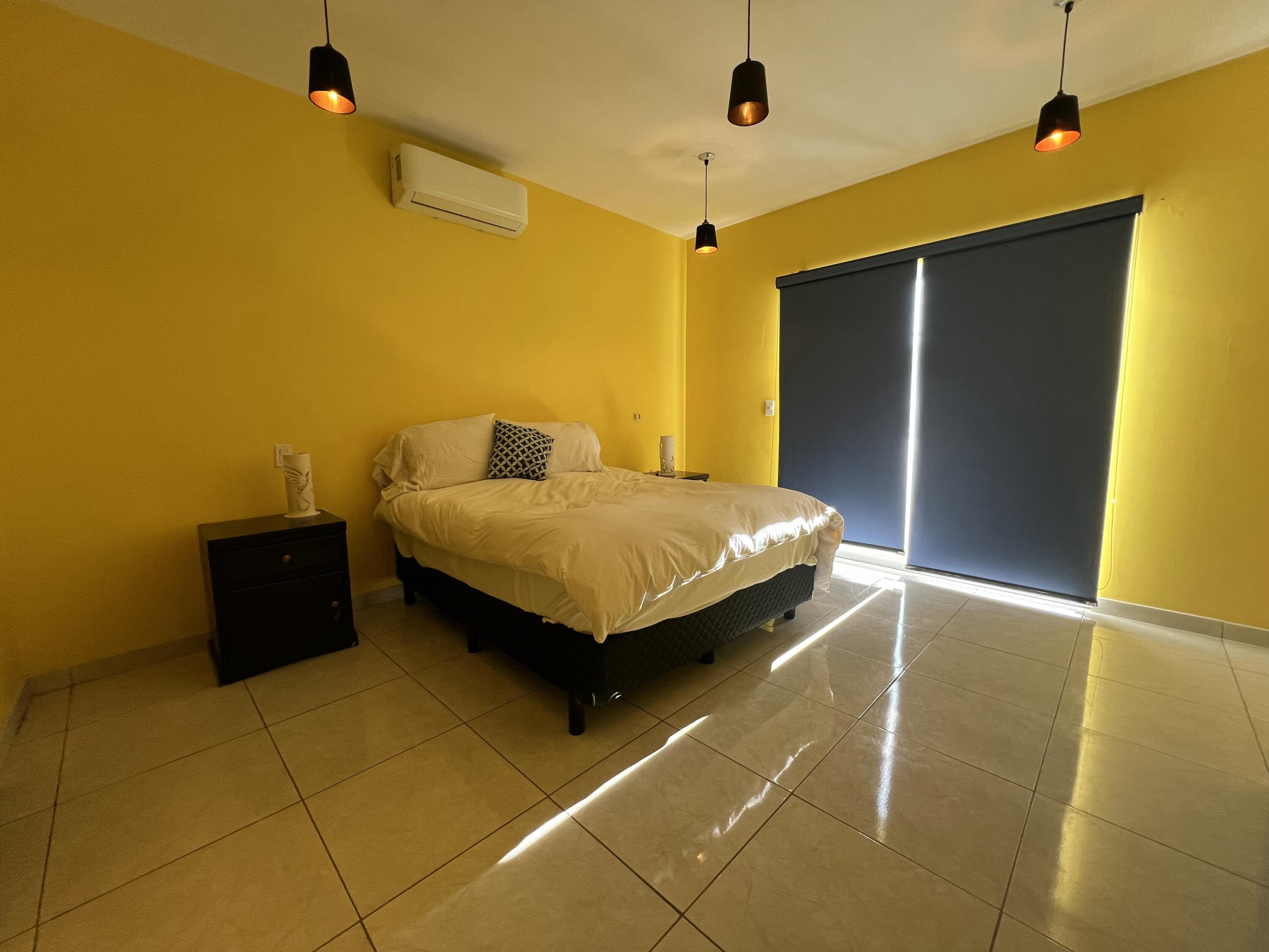 4843 Calle de Acceso, Dos Granadas